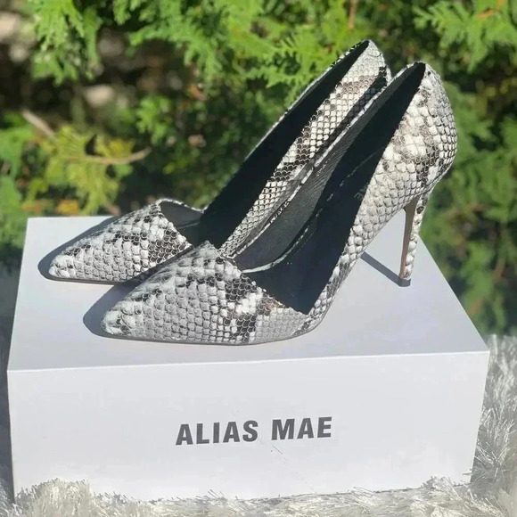 Alias Mae Black & White Snake Skin Pumps - Picture 2 of 13